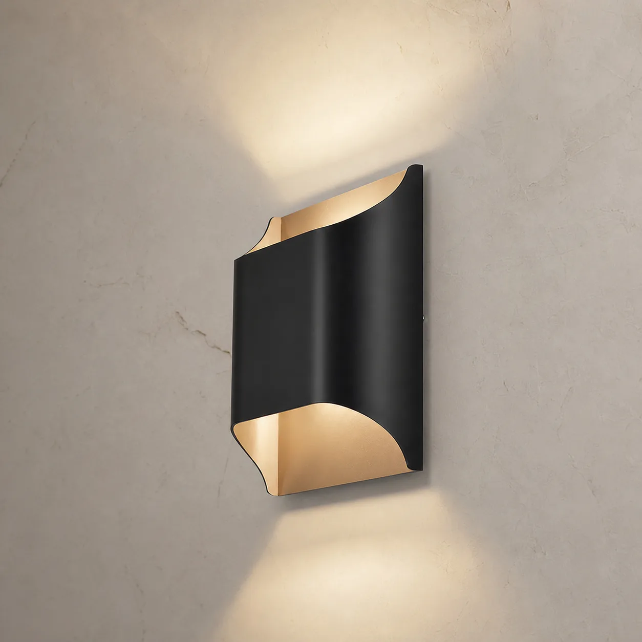 Curved Noir Metal Wall Sconce image 3